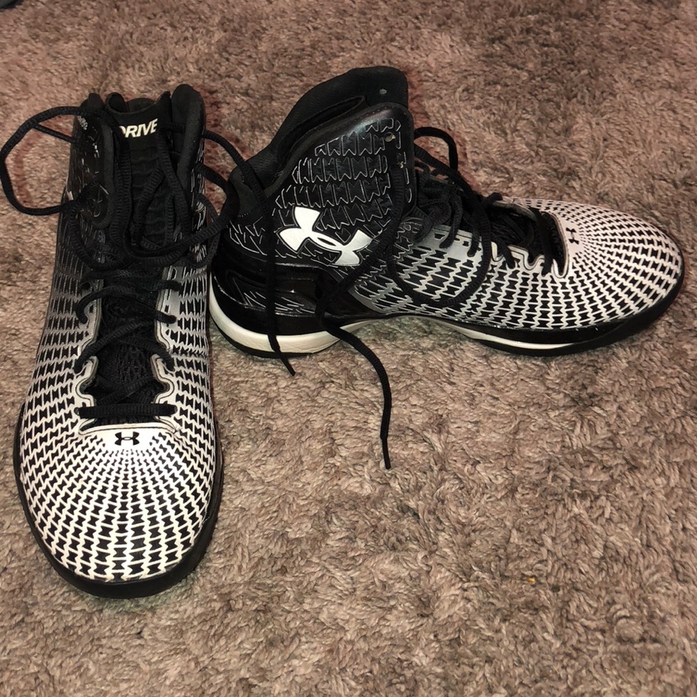 Basketball shoes